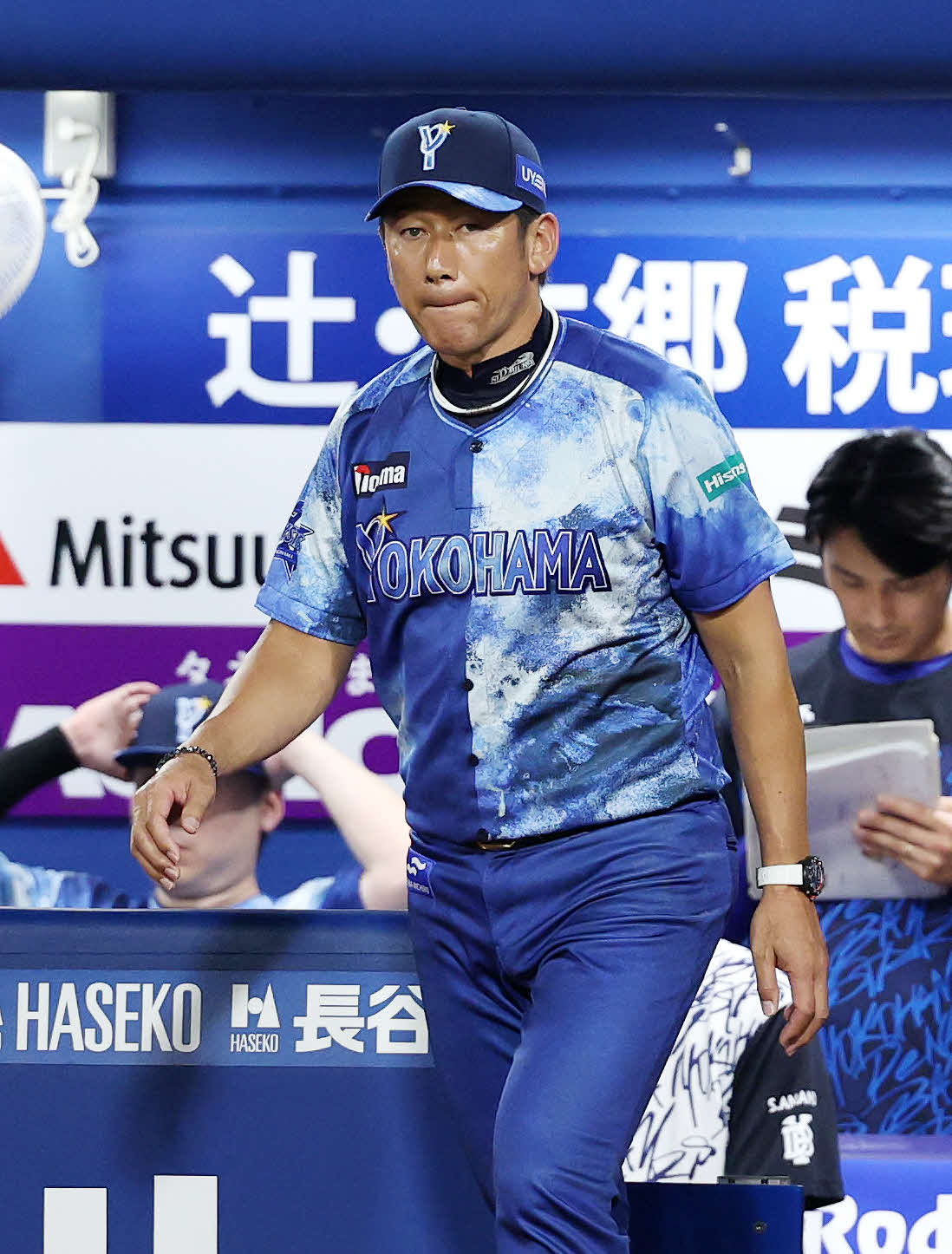 DeNA対ヤクルト　8回表、投手交代を告げに向かうDeNA三浦監督（撮影・鈴木正人）