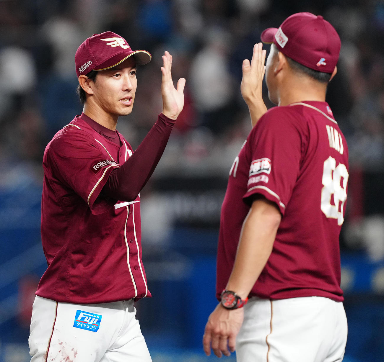 ロッテ対楽天　ロッテに勝利し、三木監督（右）とタッチを交わす楽天岸（撮影・鈴木みどり）