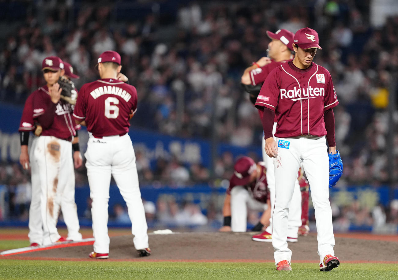 ロッテ対楽天　6回裏途中で降板する楽天岸（右）（撮影・鈴木みどり）
