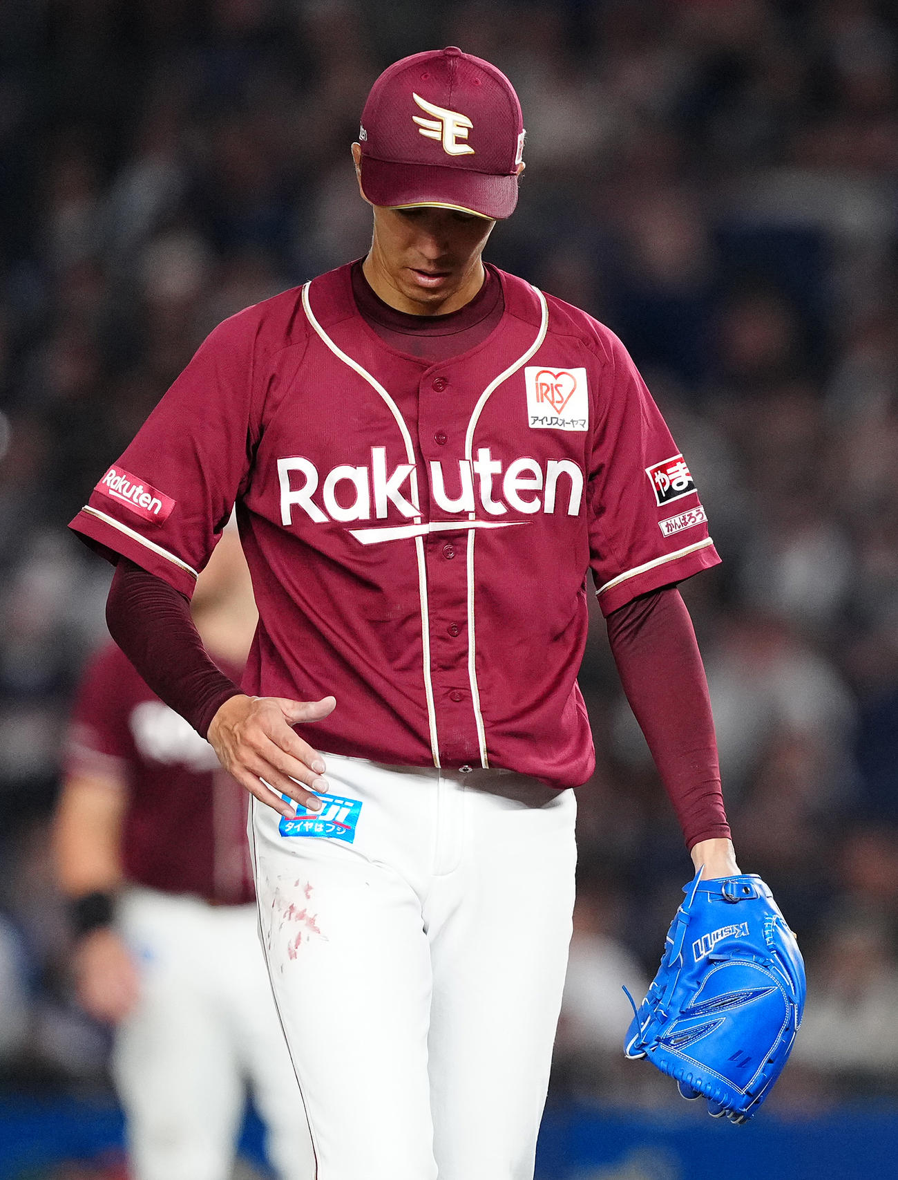 ロッテ対楽天　5回表を終え、右手を気にしながらベンチへ戻る楽天岸（撮影・鈴木みどり）