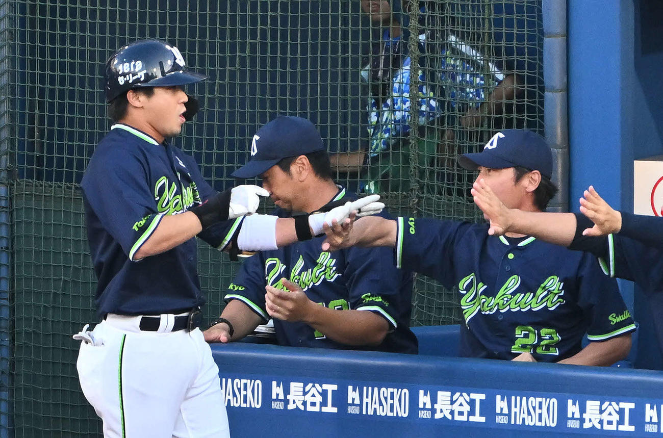 DeNA対ヤクルト　2回表ヤクルト2死、先制ソロ本塁打を放った山田（左）は生還しを高津監督とタッチを交わす（撮影・滝沢徹郎）　