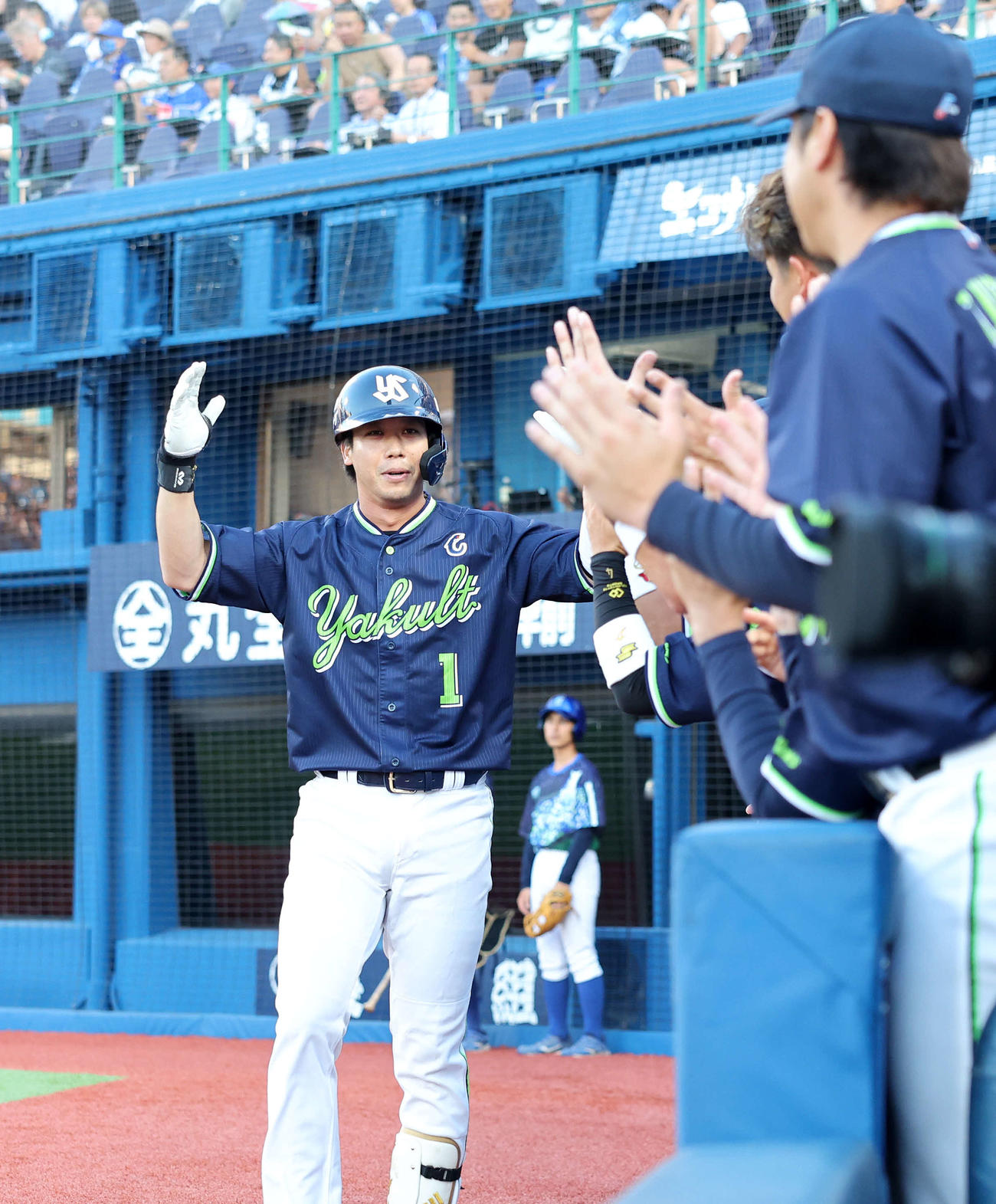 DeNA対ヤクルト　2回表ヤクルト2死、山田は左越えソロ本塁打を放ちベンチ前で喜ぶ（撮影・鈴木正人）