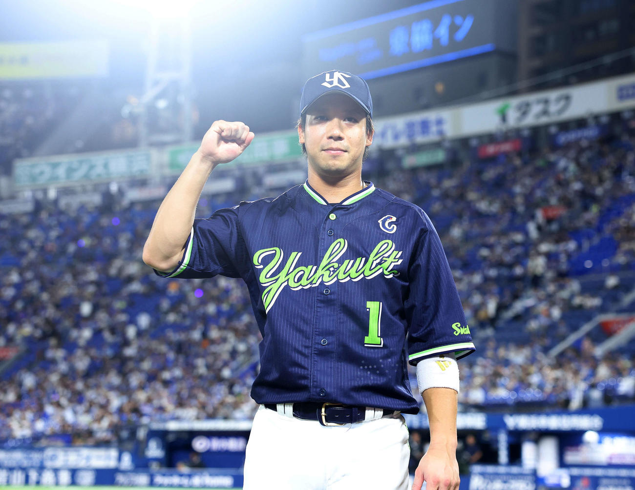 DeNA対ヤクルト　勝利しガッツポーズするヤクルト山田（撮影・鈴木正人）