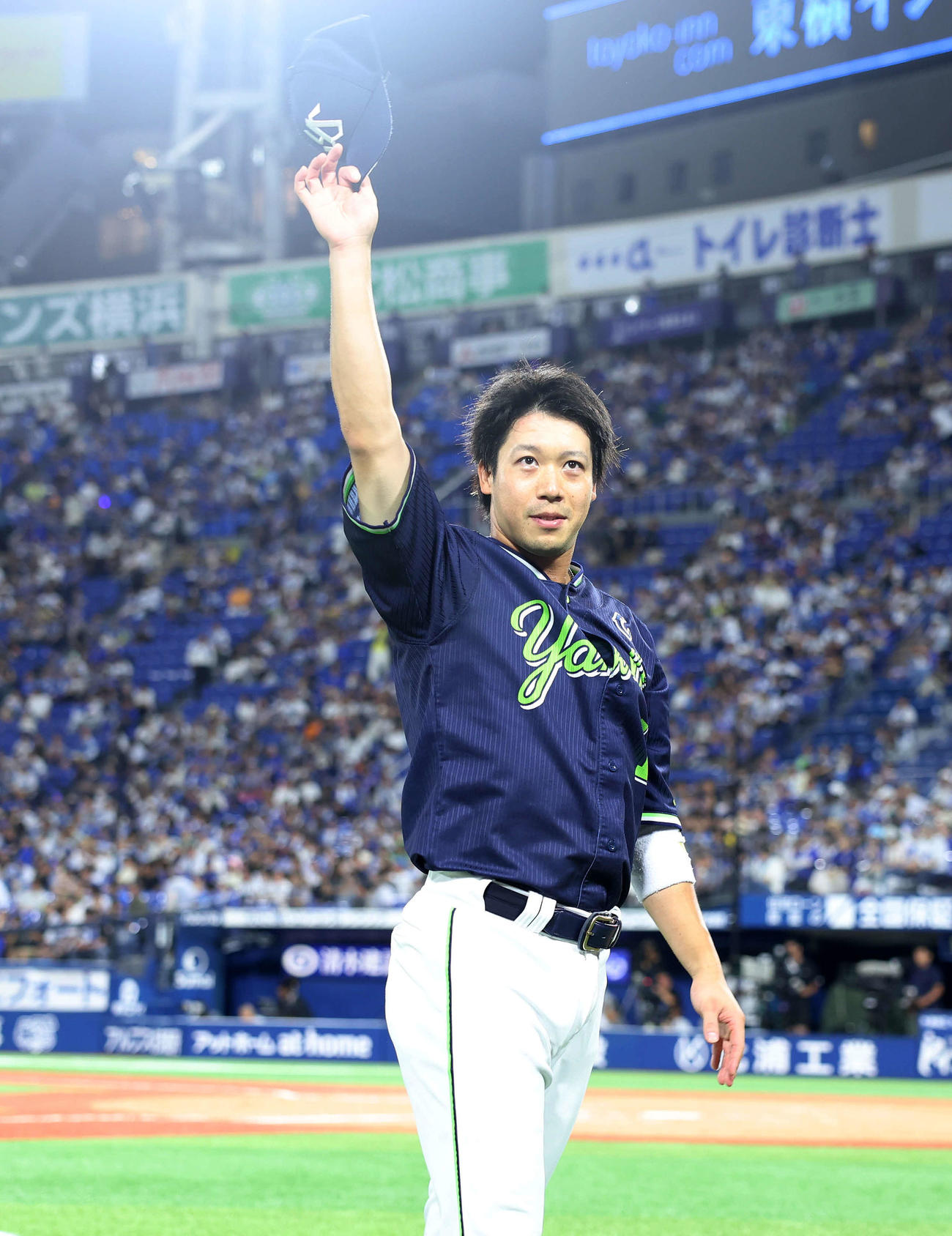 DeNA対ヤクルト　勝利しファンに手を振るヤクルト山田（撮影・鈴木正人）