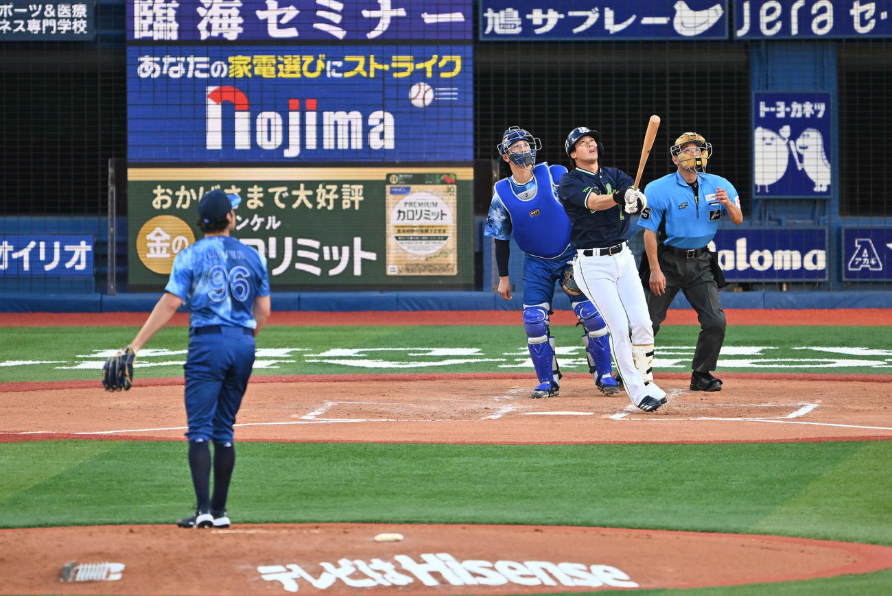 DeNA対ヤクルト　2回表ヤクルト2死、山田は左越え先制ソロ本塁打を放つ。投手バウアー（撮影・滝沢徹郎）　