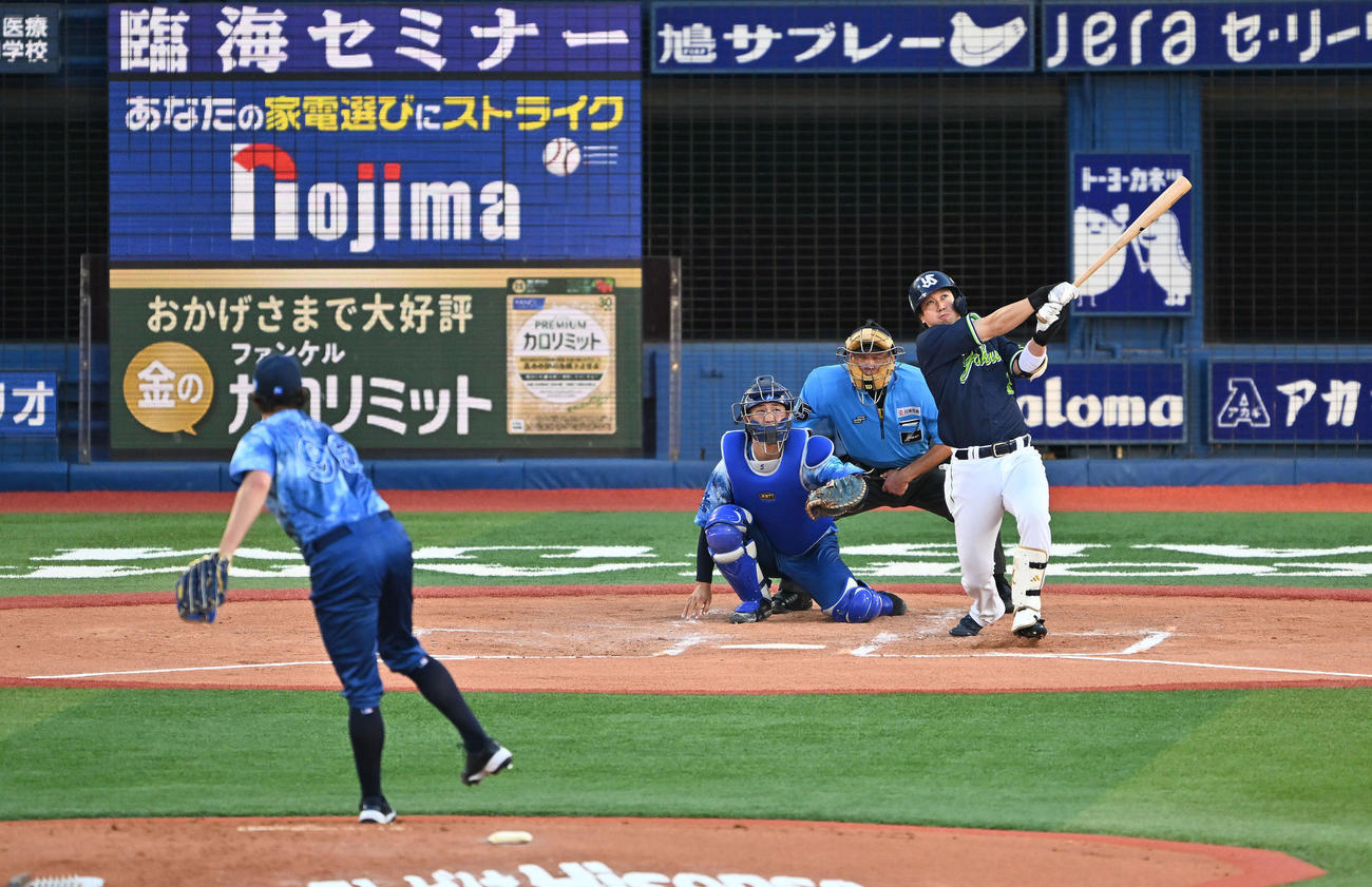 DeNA対ヤクルト　2回表ヤクルト2死、山田は左越え先制ソロ本塁打を放つ。投手バウアー（撮影・滝沢徹郎）　