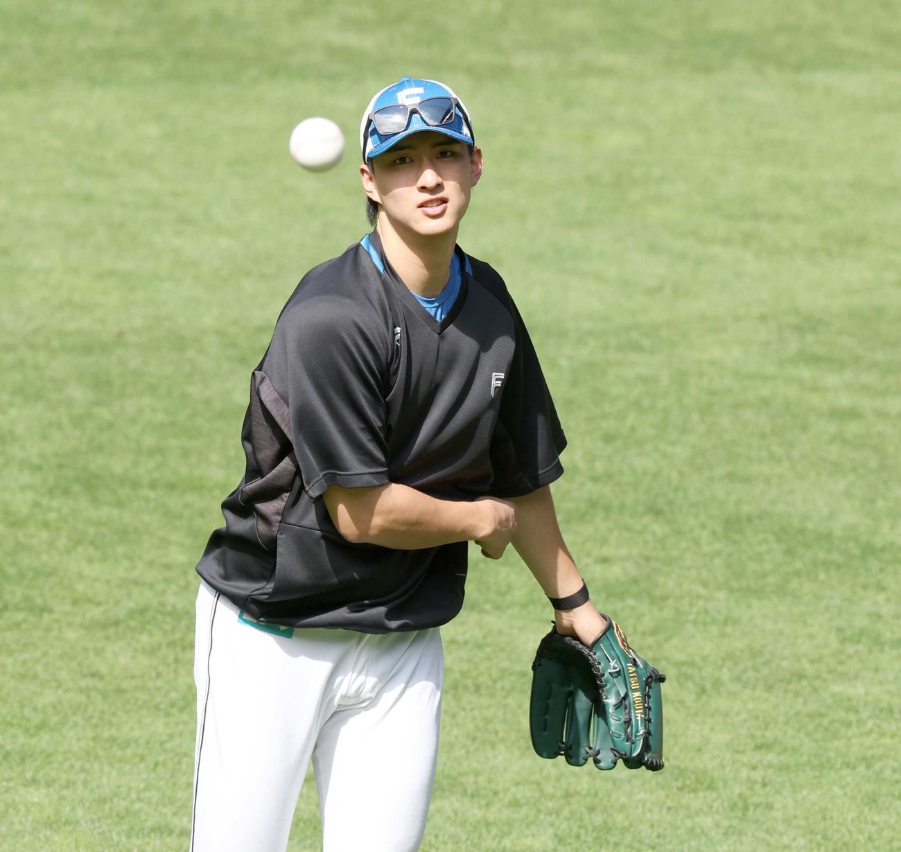 日本ハム対ソフトバンク　キャッチボールする達（撮影・黒川智章）