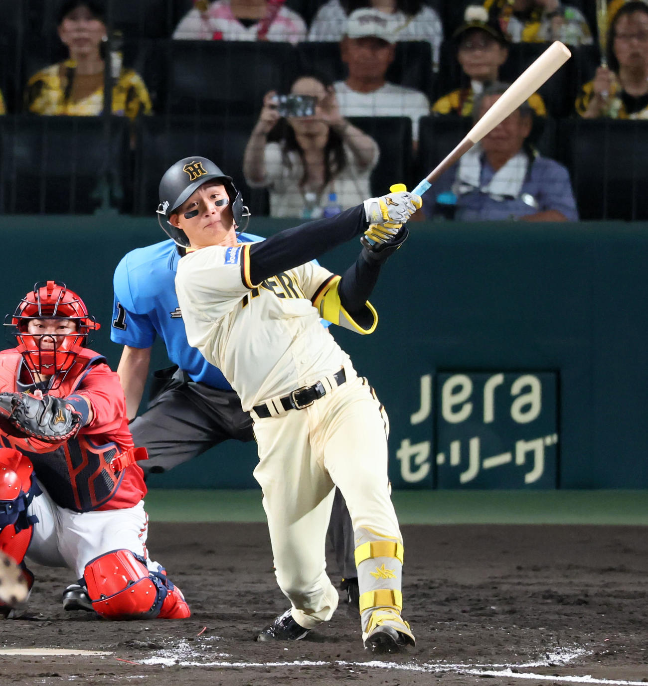 阪神対広島　8回裏阪神無死、森下は中越え二塁打を放つ。投手松本（撮影・加藤哉）