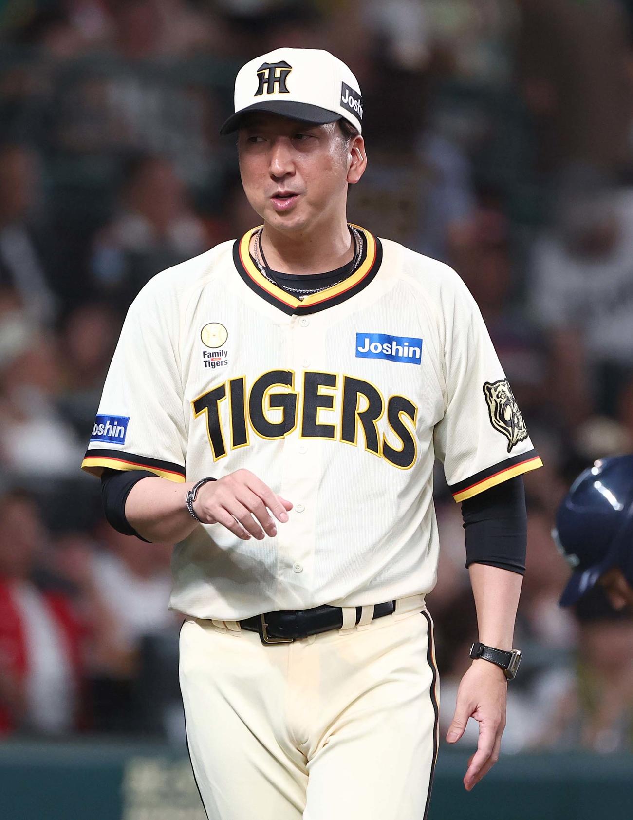 阪神対広島　選手交代を告げる藤川監督（撮影・上田博志）