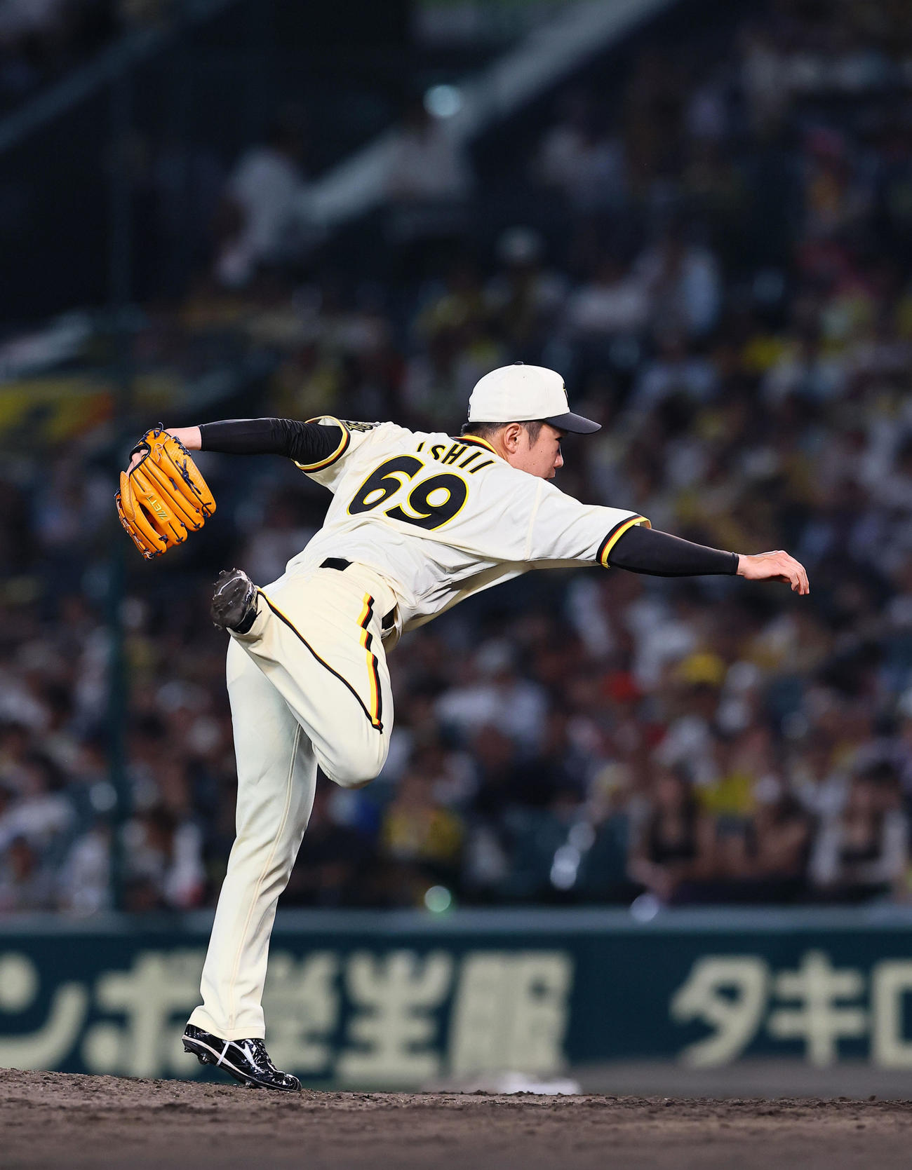 阪神対広島　8回、3番手で登板した阪神石井（撮影・藤尾明華）