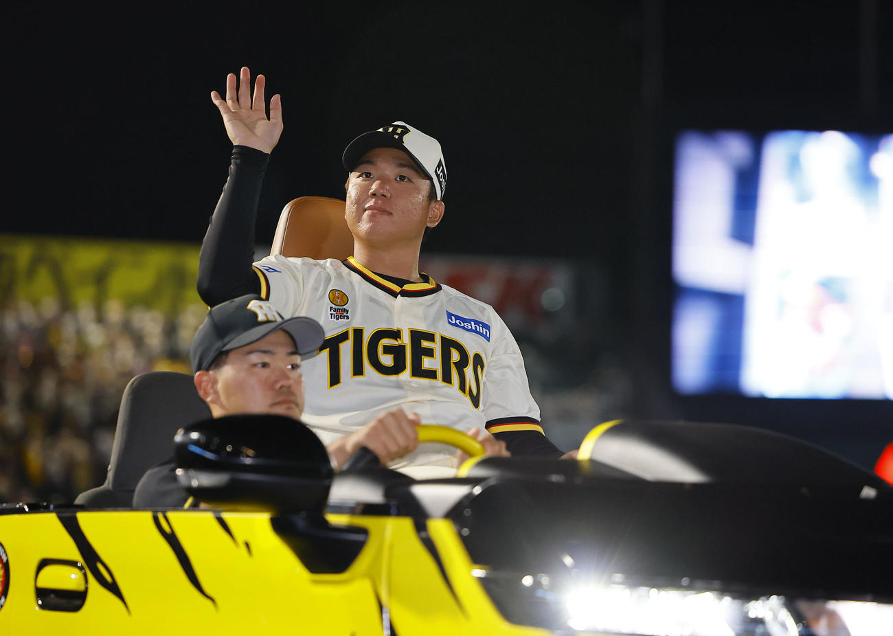 阪神対広島　広島に勝利し、ファンに手を振る阪神村上（撮影・藤尾明華）