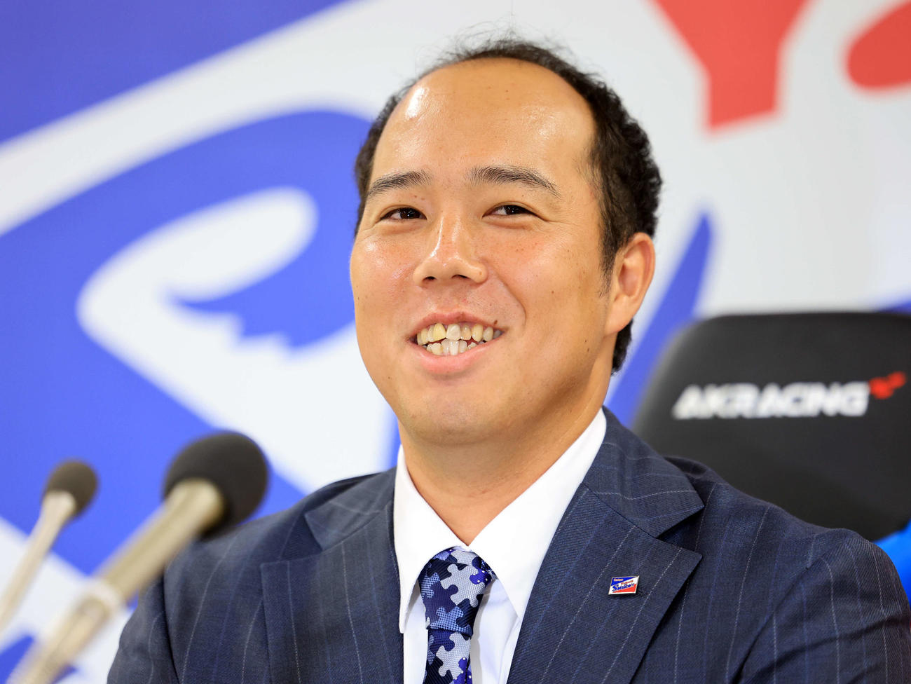 ヤクルト入団会見で、笑顔で思いを語る青柳（撮影・浅見桂子）