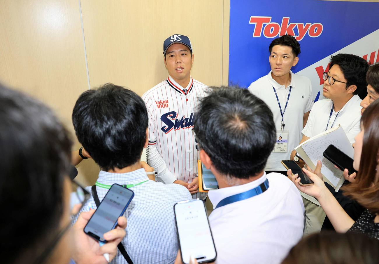 ヤクルト入団会見後、記者に囲まれる青柳（撮影・浅見桂子）