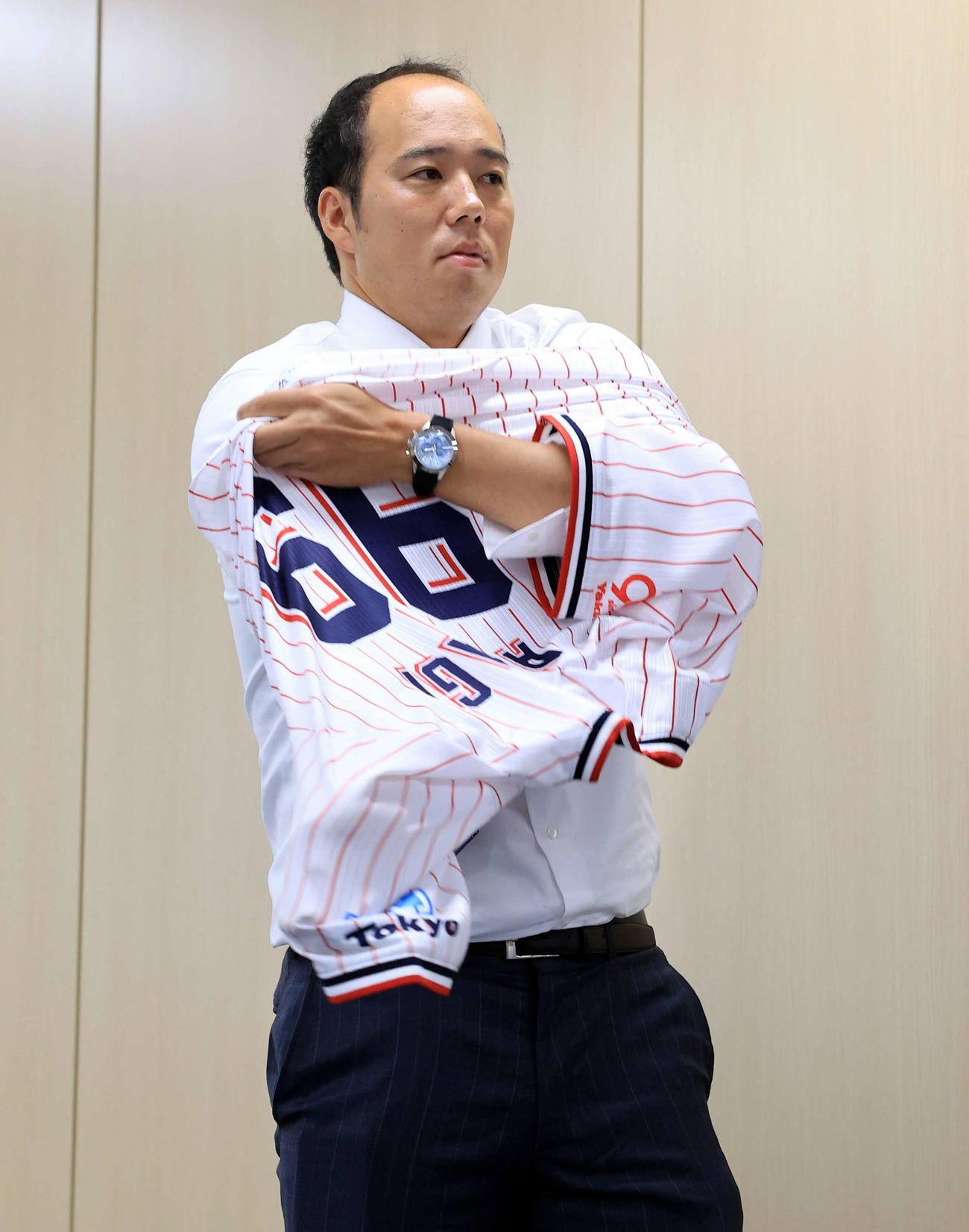 ヤクルト入団会見でユニホームを着る青柳（撮影・浅見桂子）
