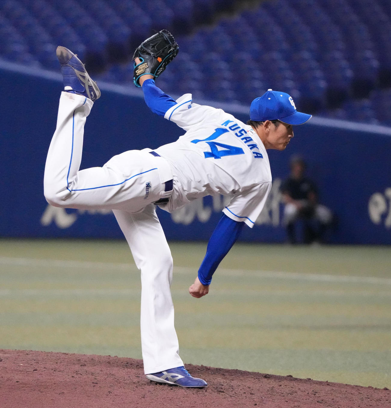 ウエスタン中日対阪神　7回表、力投する中日3番手で登板の草加（撮影・森本幸一）