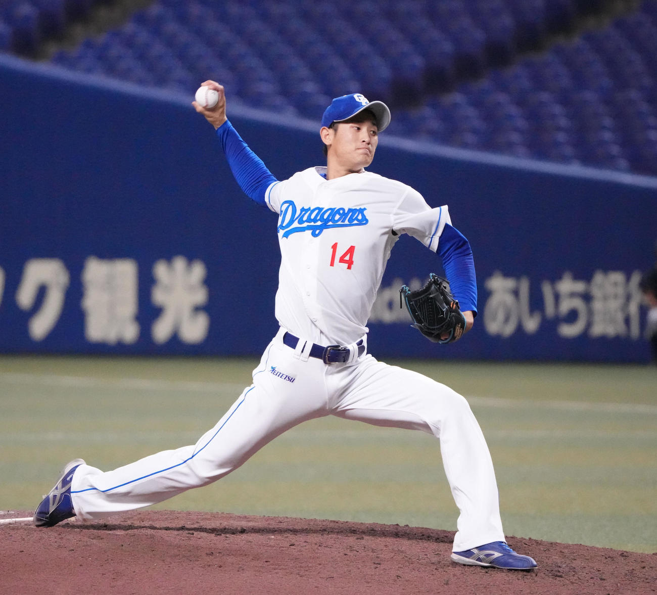 ウエスタン中日対阪神　7回表、力投する中日3番手で登板の草加（撮影・森本幸一）