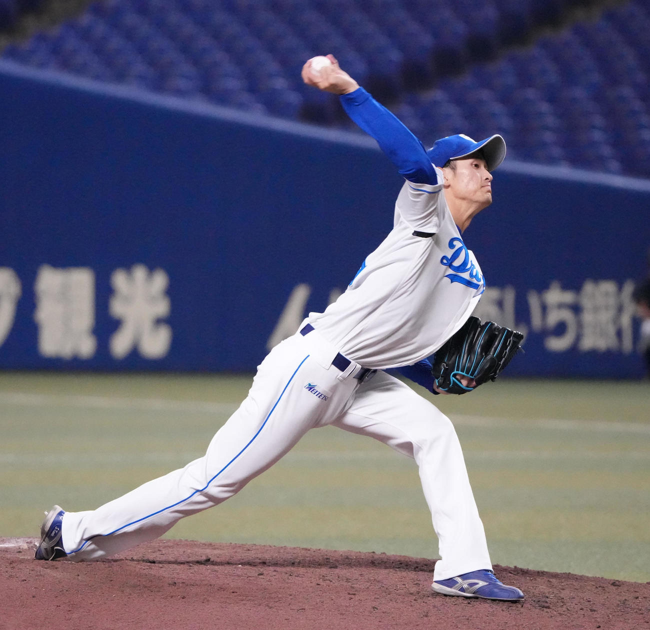 ウエスタン中日対阪神　7回表、力投する中日3番手で登板の草加（撮影・森本幸一）
