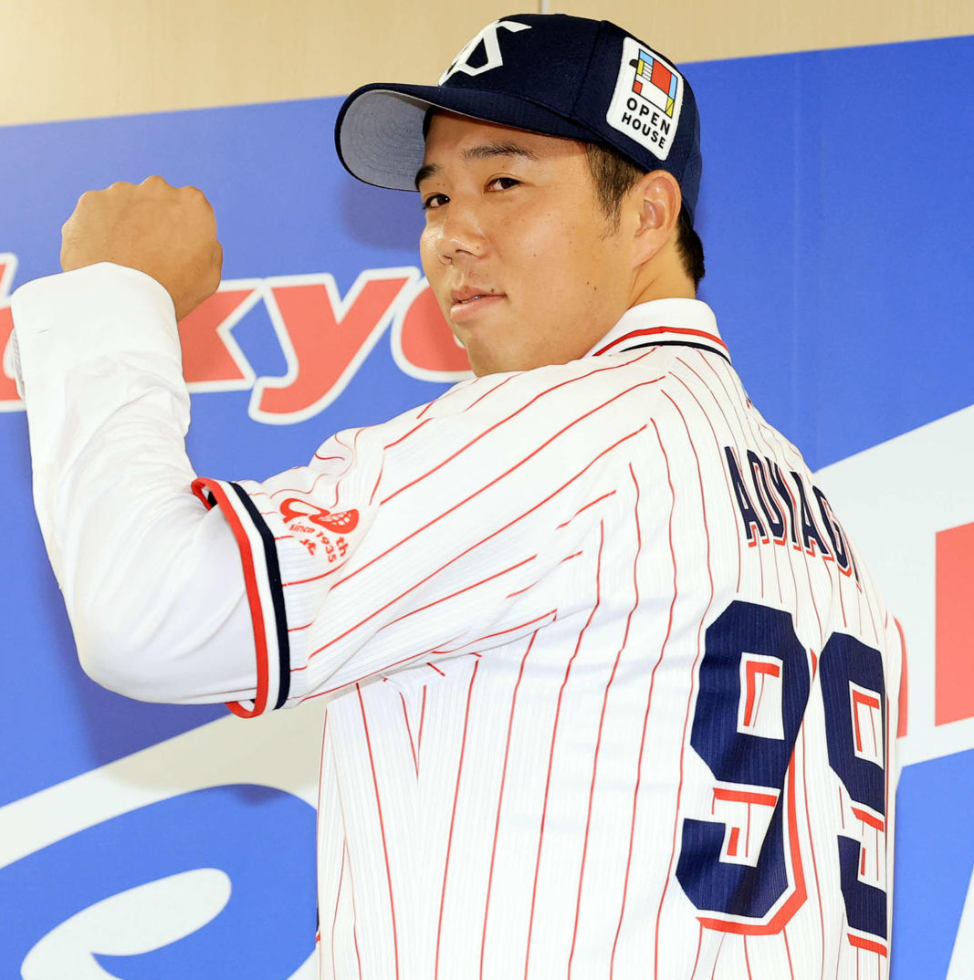 ヤクルト入団会見で背番号99をつけポーズをとる青柳（撮影・浅見桂子）