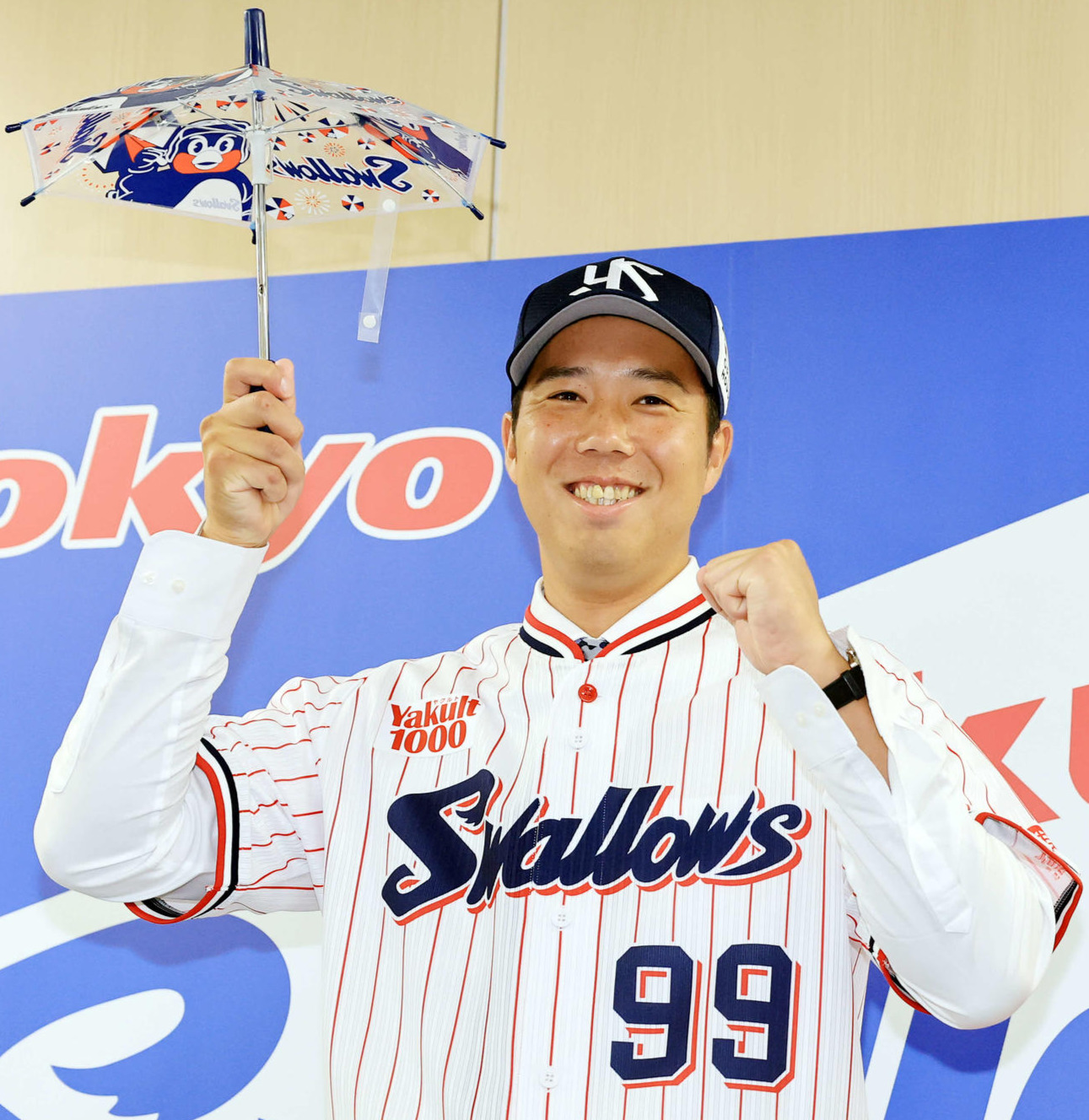 ヤクルト入団会見で傘を手に笑顔でポーズをとる青柳（撮影・浅見桂子）