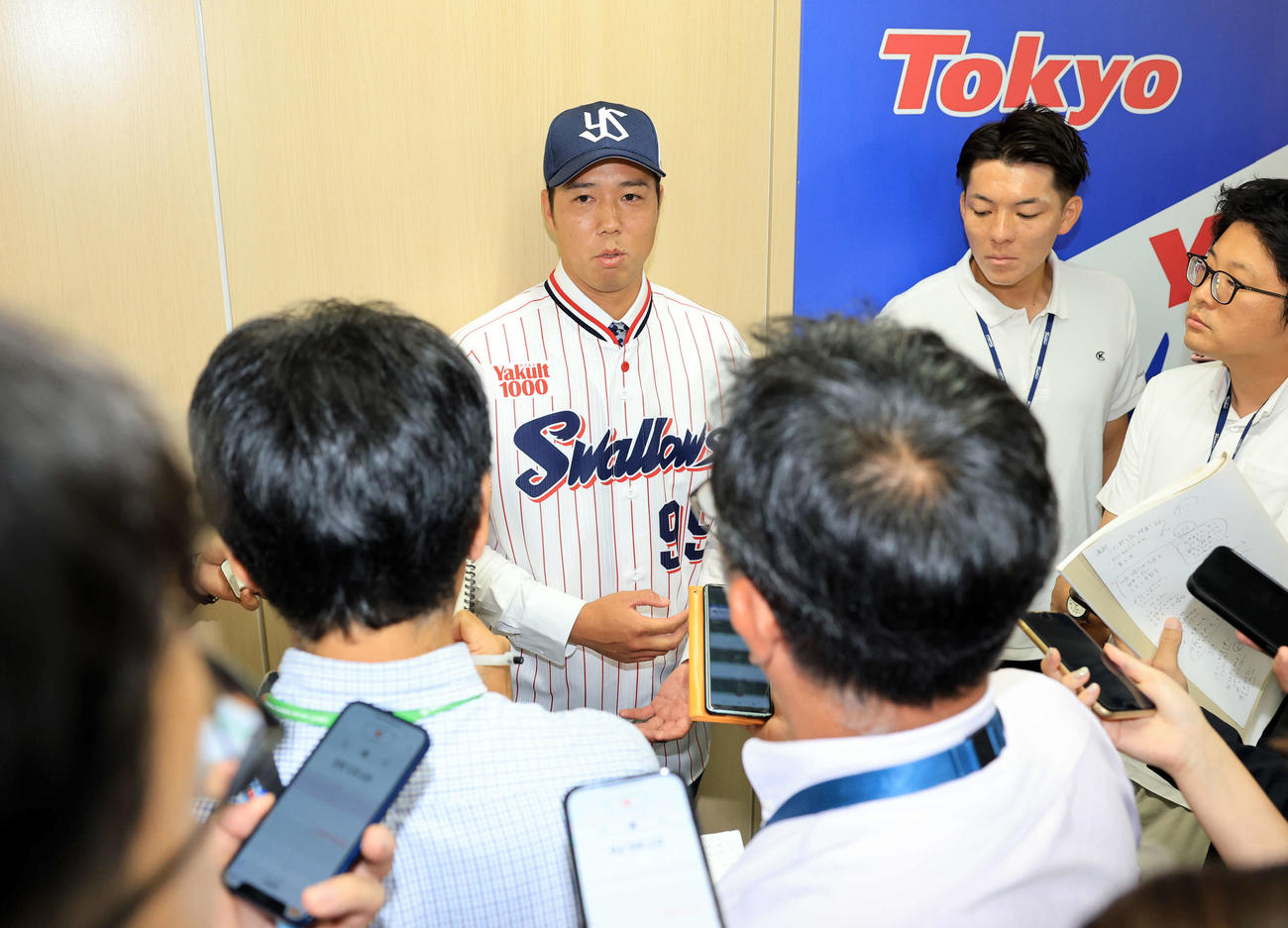 ヤクルト入団会見でユニホームを着る青柳（撮影・浅見桂子）
