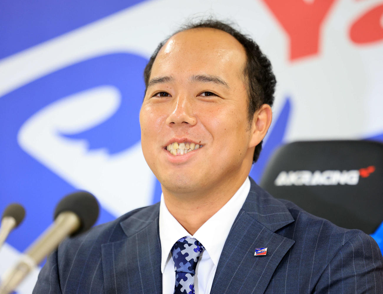 ヤクルト入団会見で、笑顔で思いを語る青柳（撮影・浅見桂子）