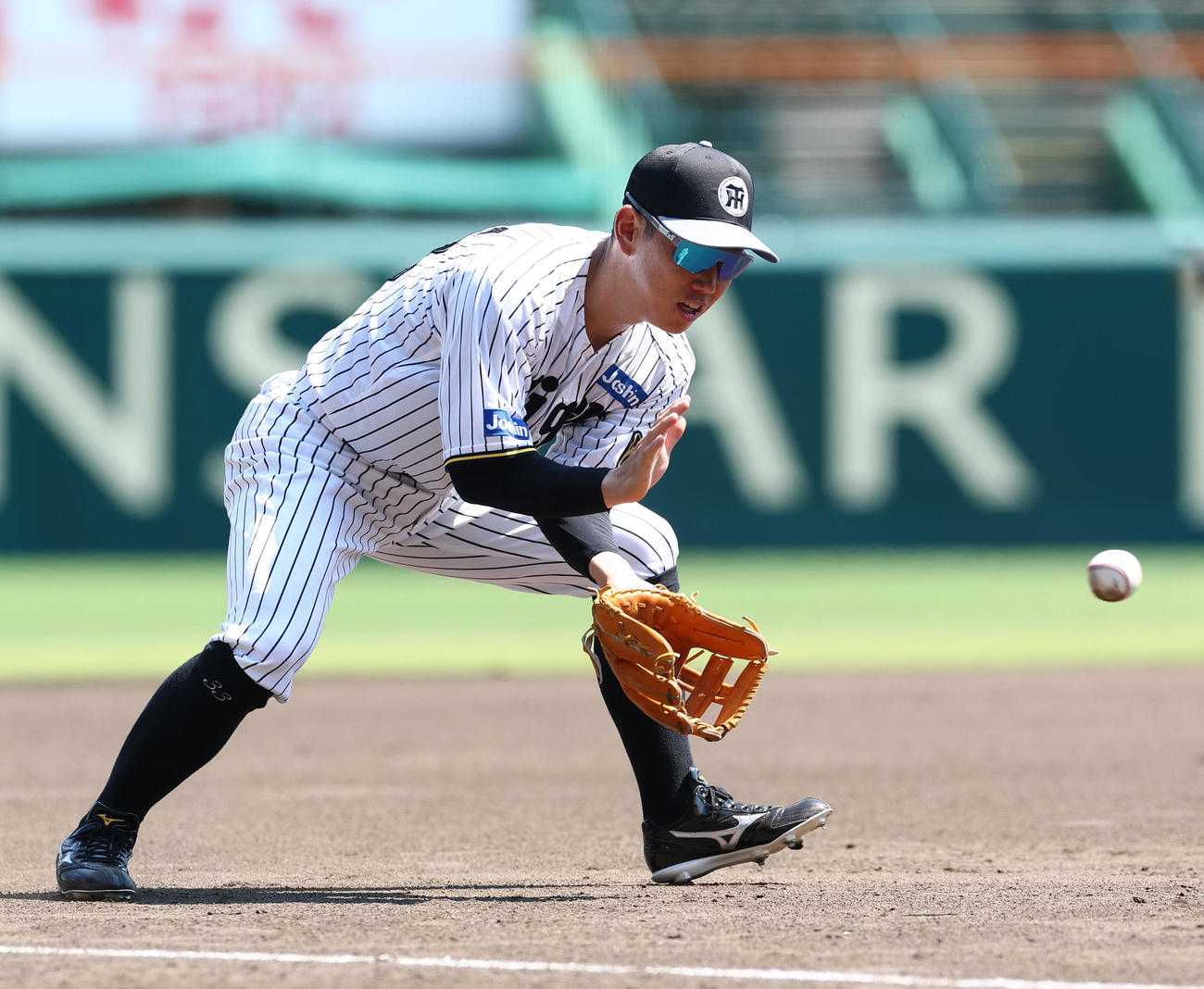 2025年7月24日、ノックを受ける糸原（撮影・上田博志）