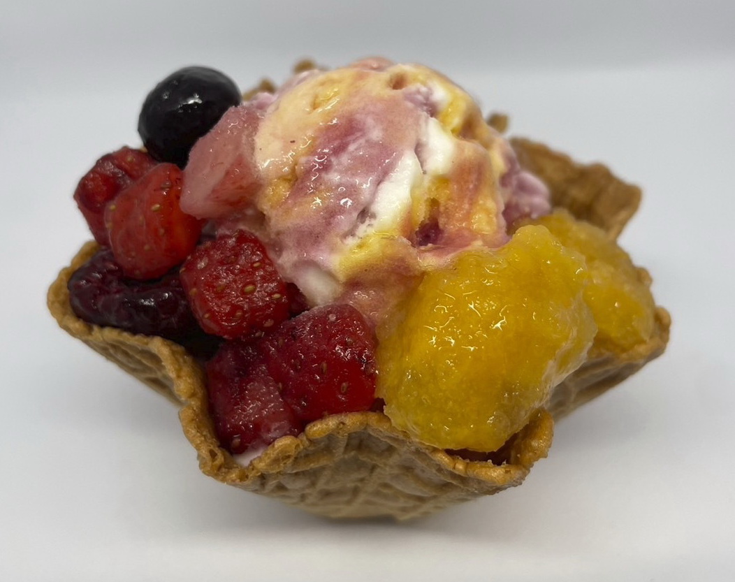 常夏サンデー　カシス、オレンジ、ヨーグルト味のマーブルアイスにマンゴーとベリーを乗せた夏に食べたくなるサンデー。（球団提供）