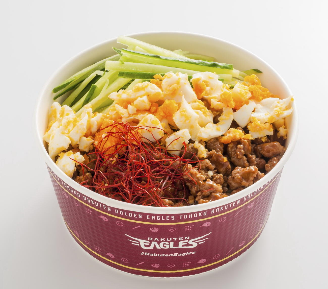 冷やし麻辣ジャージャー麺　花椒のしびれと豆板醤の辛みを加えた肉みそと、のどごしの良い麺が夏にぴったり。（球団提供）