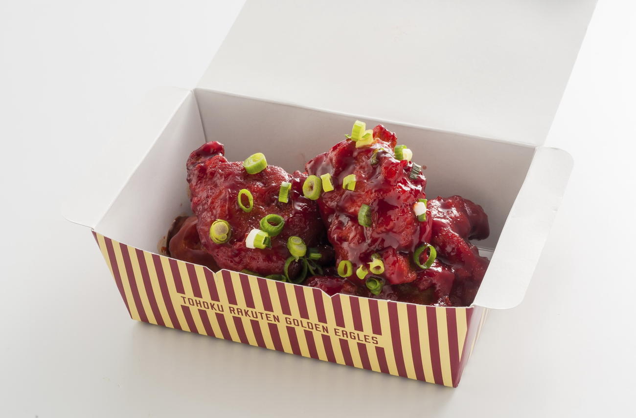 真っ赤な旨辛ヤンニョムチキン　辛味が効いたパンチのあるヤンニョムチキン。（球団提供）
