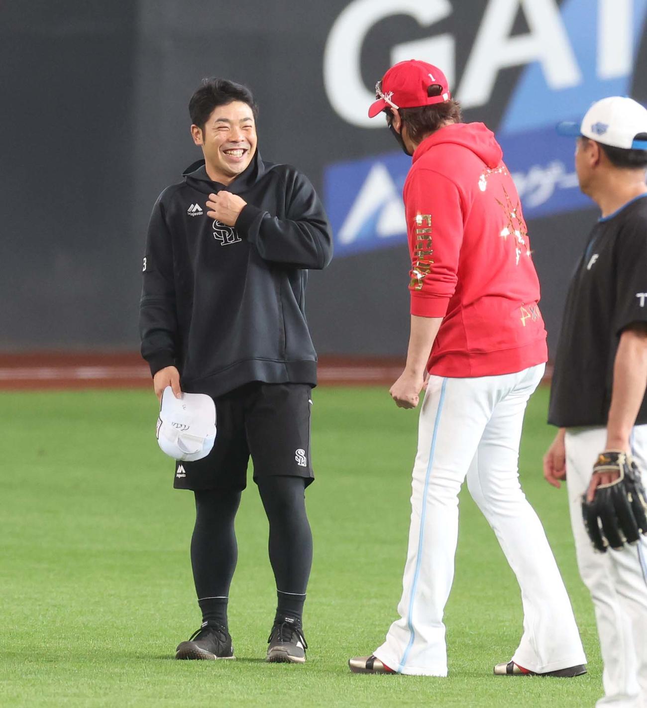 日本ハム対ソフトバンク　試合前練習中、新庄監督と話す近藤（撮影・黒川智章）