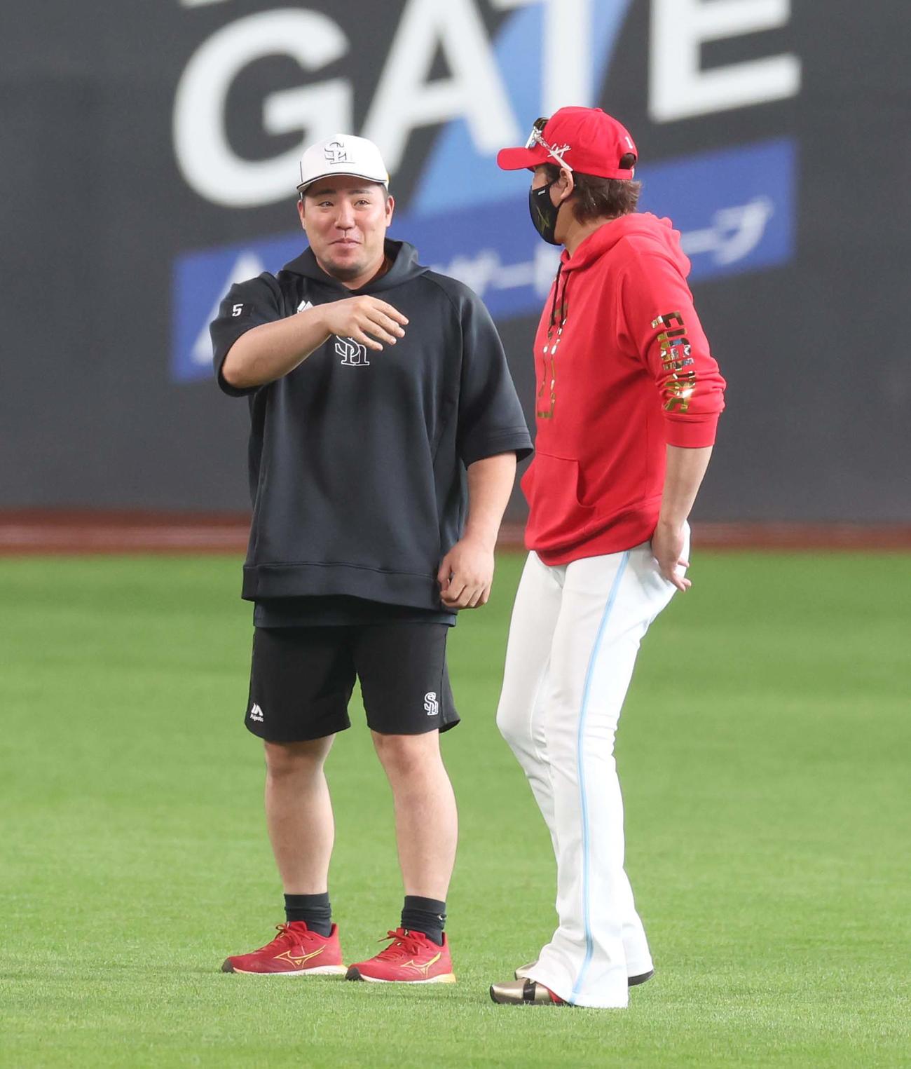 日本ハム対ソフトバンク　試合前練習中、新庄監督と話す山川（撮影・黒川智章）