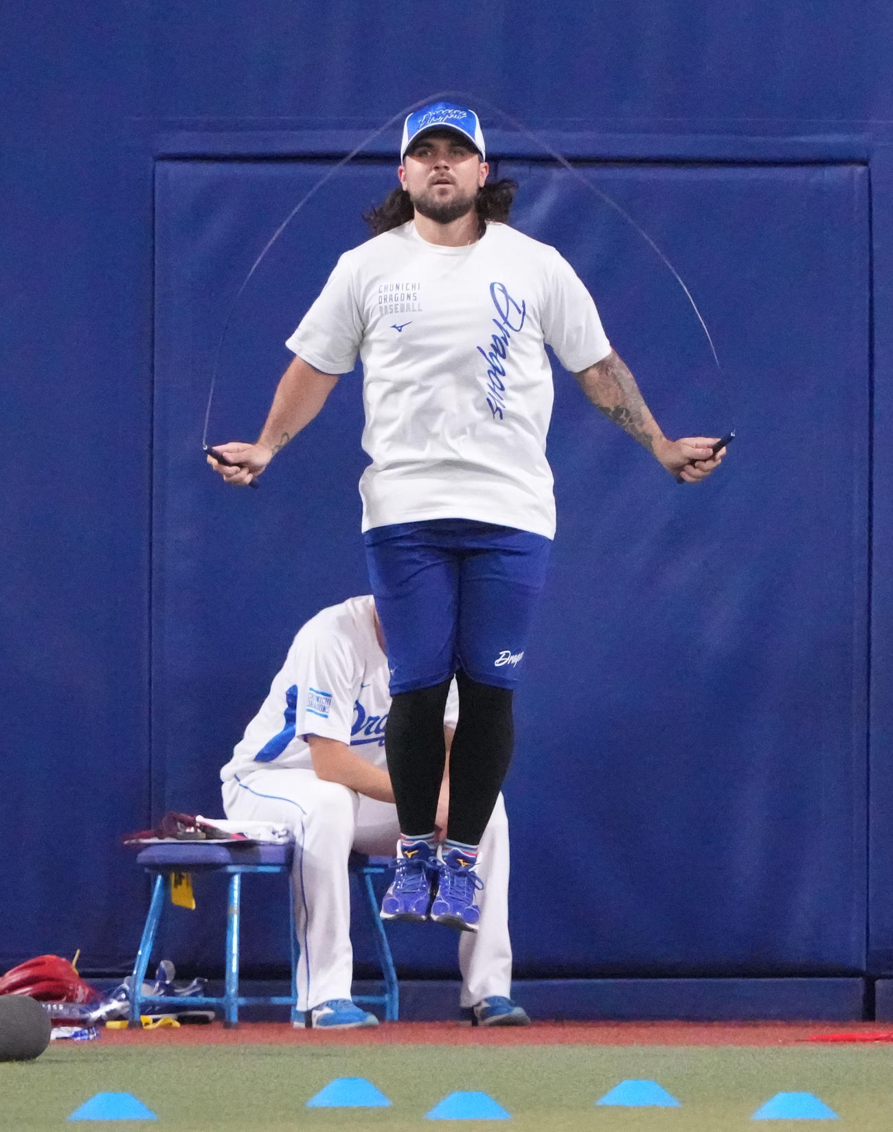 中日対巨人　試合前、縄跳びをするチェイビス（撮影・森本幸一）
