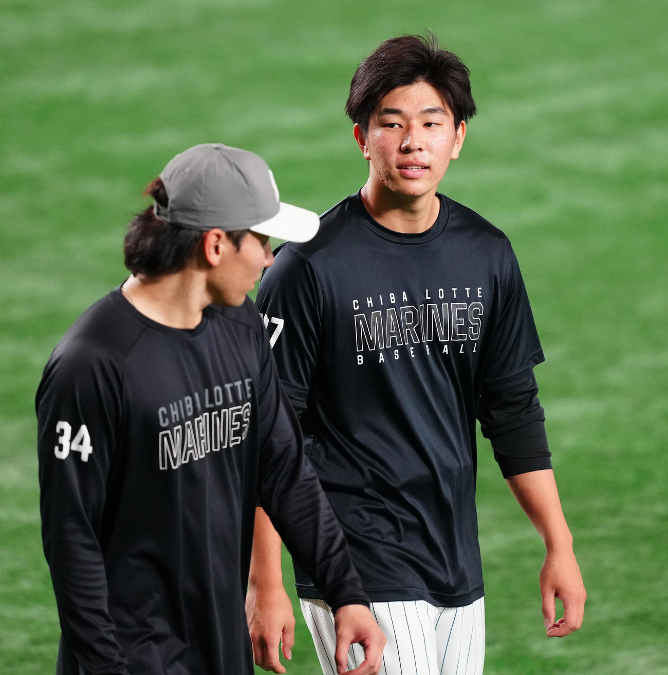 ロッテ対楽天　試合前練習で高野脩（左）と談笑するロッテ吉川（撮影・鈴木みどり）