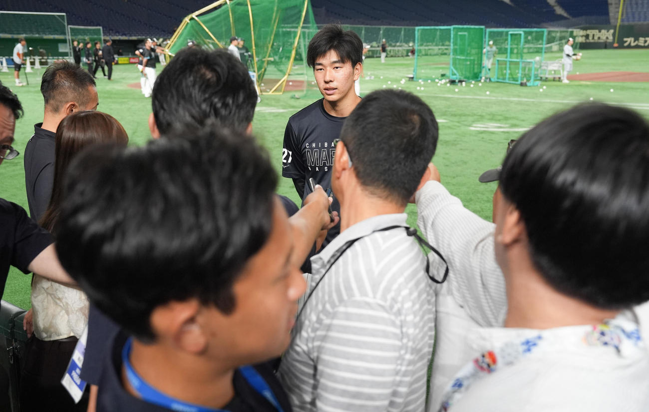 ロッテ対楽天　試合前練習を終え、囲み取材に応じるロッテ吉川（撮影・鈴木みどり）