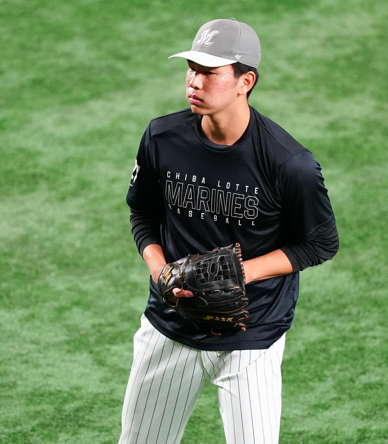 ロッテ対楽天　試合前練習で汗を流すロッテ吉川（撮影・鈴木みどり）
