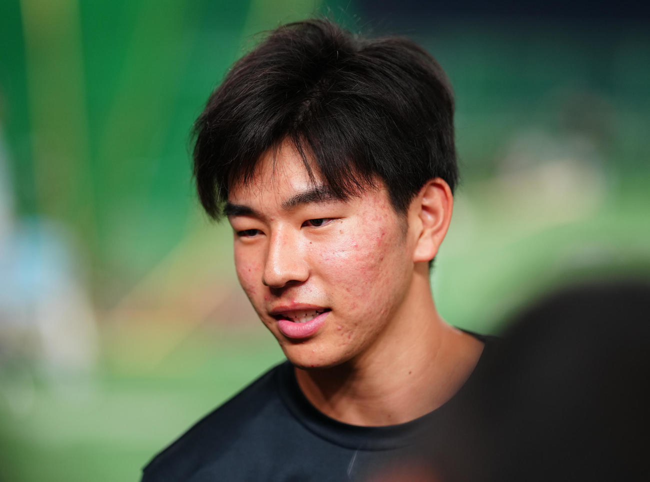 ロッテ対楽天　試合前練習を終え、囲み取材に応じるロッテ吉川（撮影・鈴木みどり）