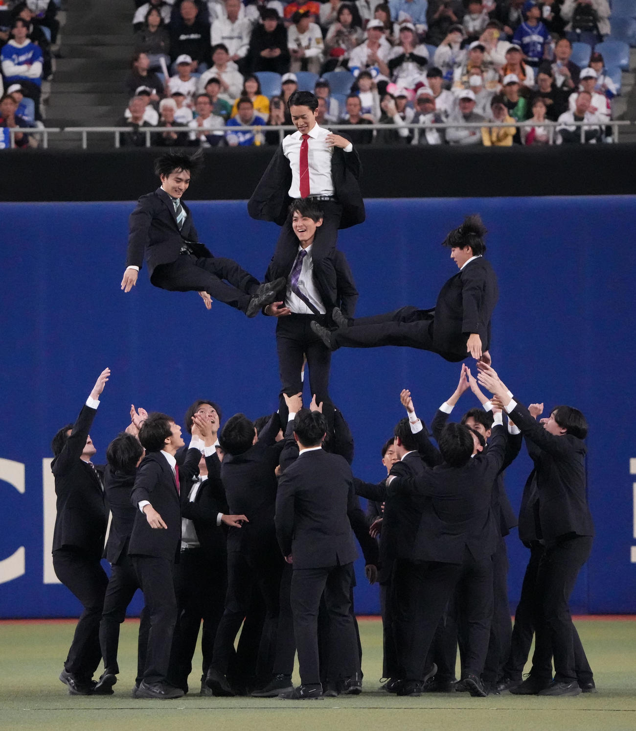 パフォーマンスを披露するチアリーマンズ（2024年11月9日撮影）