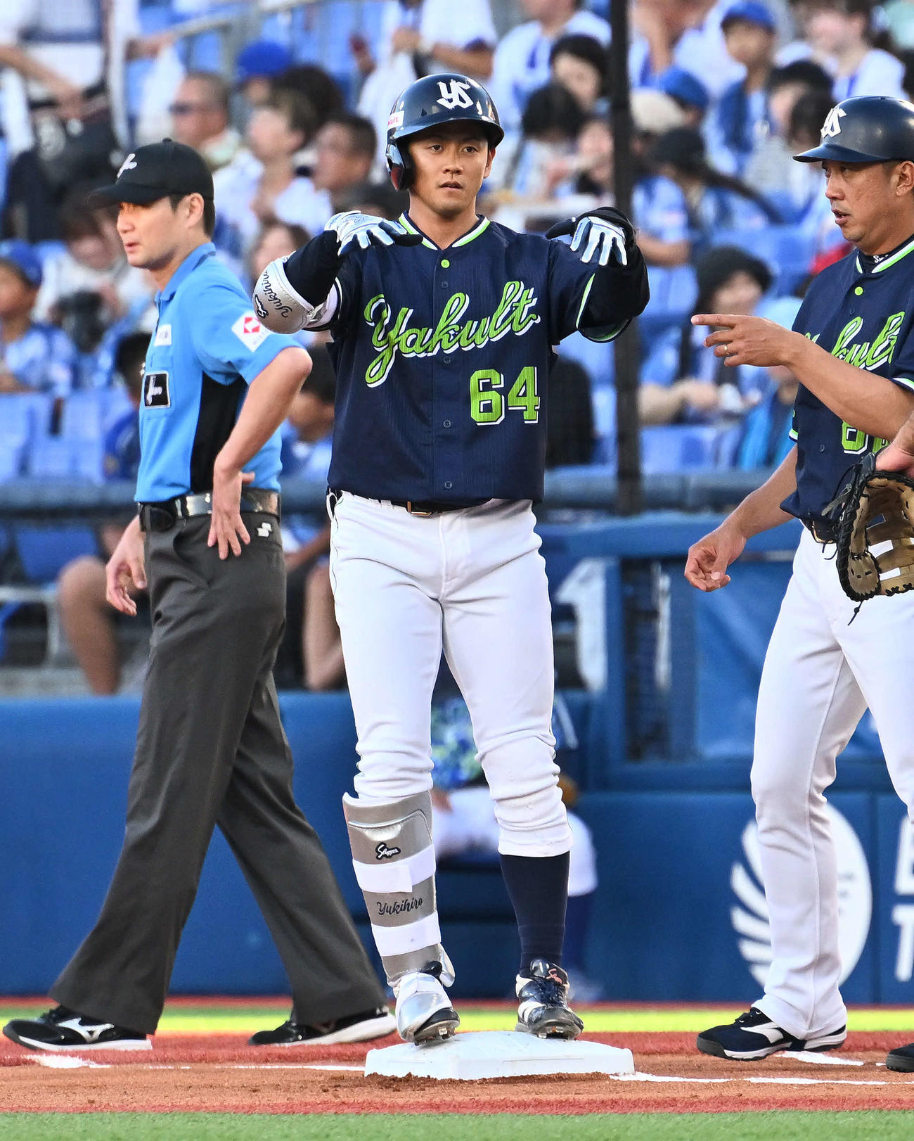 DeNA対ヤクルト　1回表ヤクルト無死、岩田は右前打を放ちポーズを決める（撮影・滝沢徹郎）　