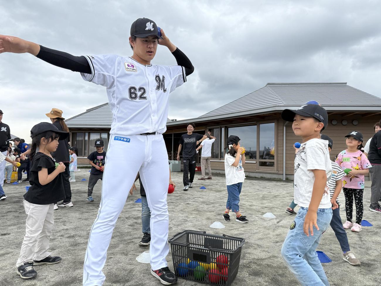 6月に君津市内の保育園を訪問した坂井（球団提供）