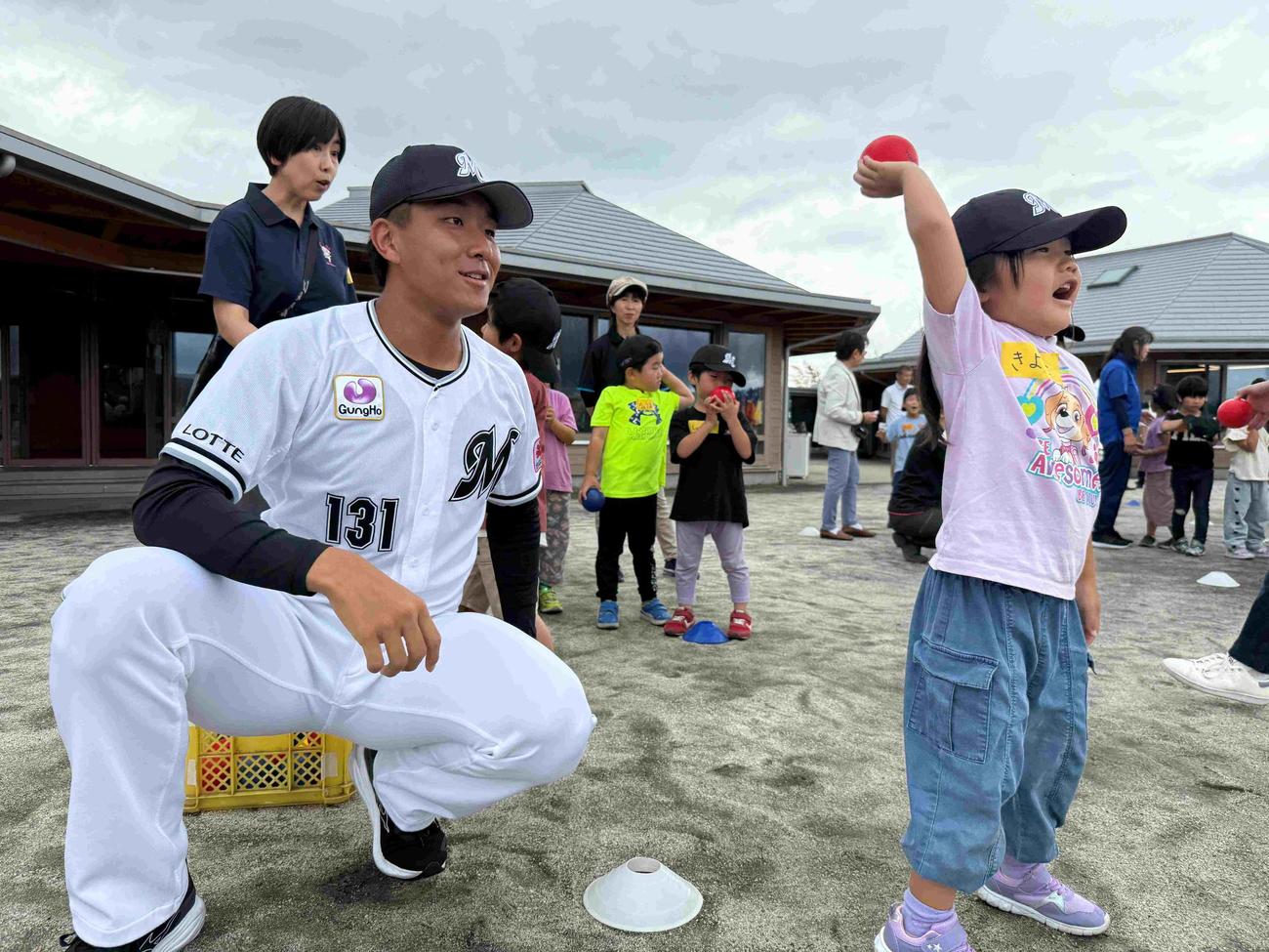 6月に君津市内の保育園を訪問した茨木（球団提供）