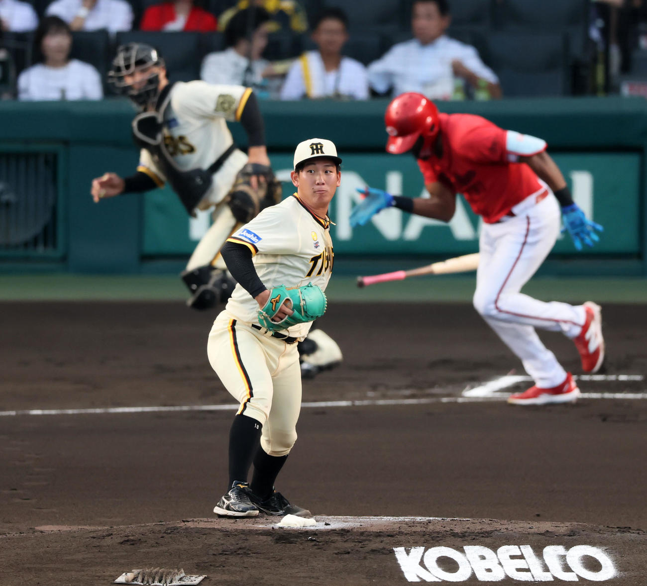 阪神対広島　1回表広島無死一塁、伊原はファビアンの打球を二塁へ悪送球（撮影・加藤哉）
