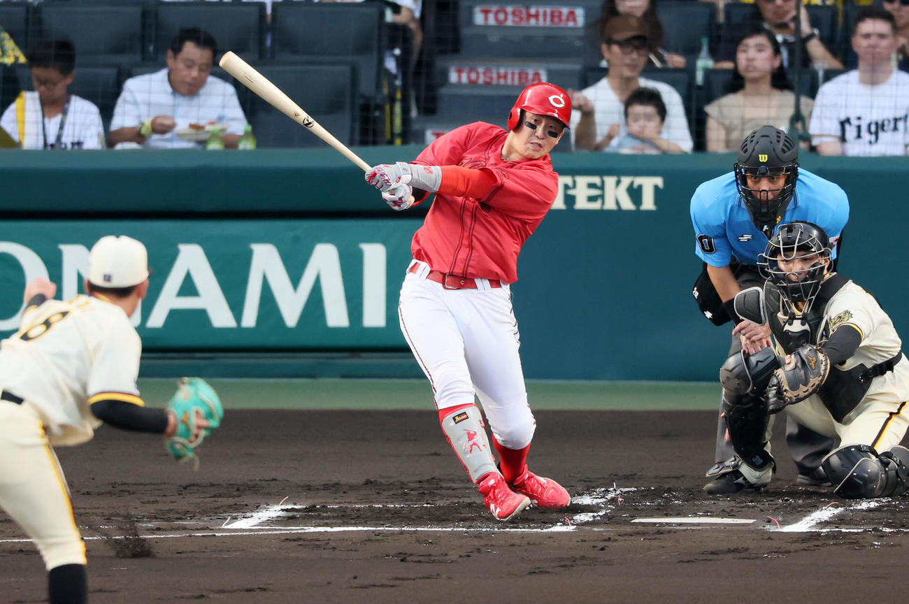 阪神対広島　1回表広島無死一、二塁、小園は右前打を放つ。投手伊原（撮影・加藤哉）
