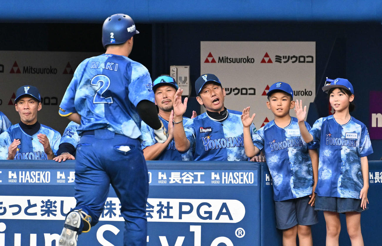 DeNA対ヤクルト　1回裏DeNA1死二、三塁、先制3点本塁打を放った牧（手前）を迎える三浦監督（後方右から3人目）（撮影・滝沢徹郎）　