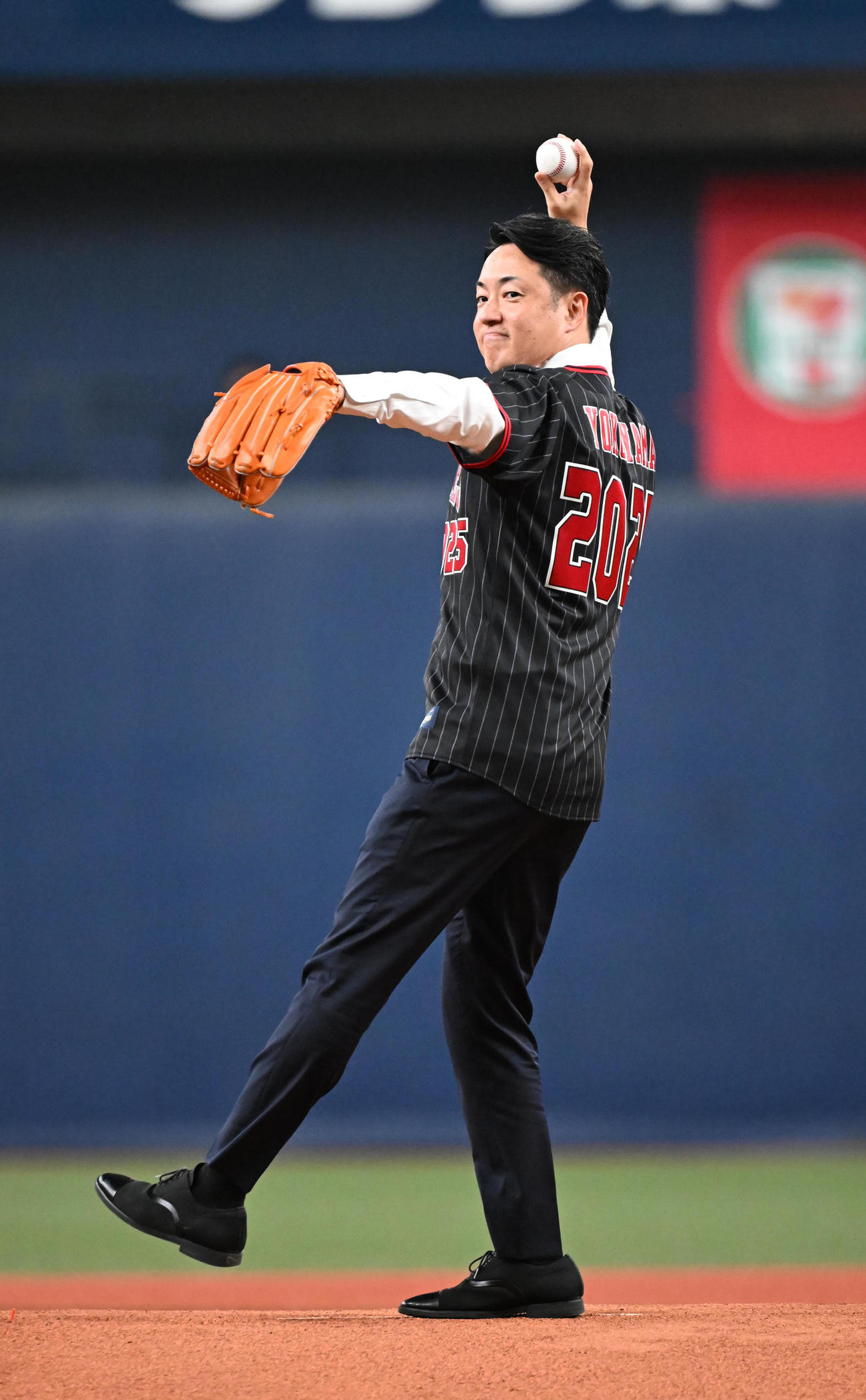オリックス対西武　特別始球式を行う横山大阪市長（撮影・和賀正仁）