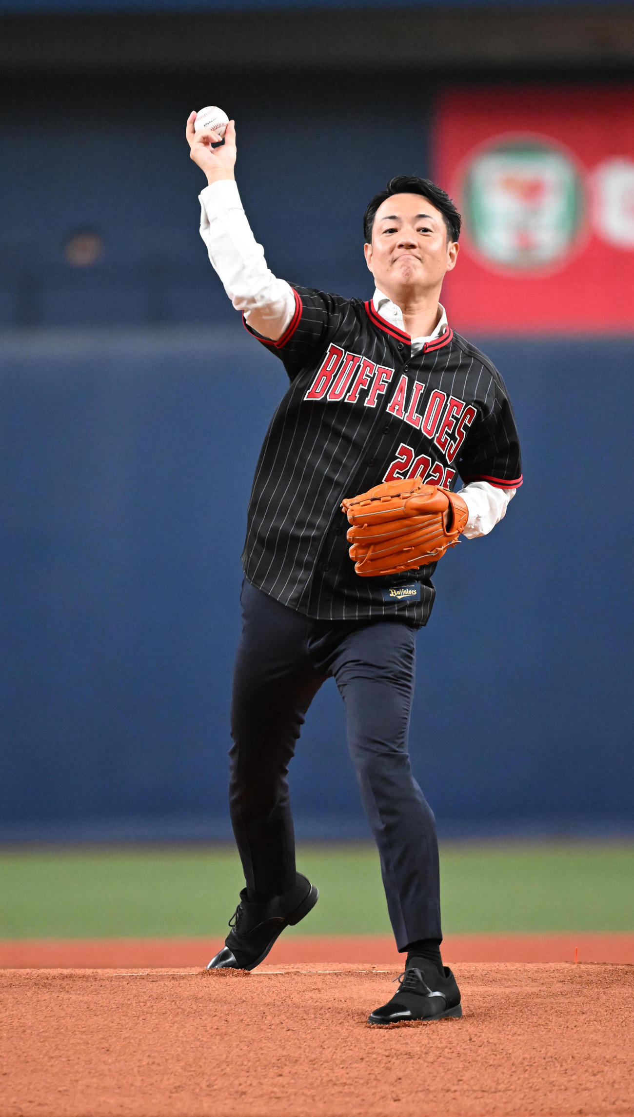 オリックス対西武　特別始球式を行う横山大阪市長（撮影・和賀正仁）