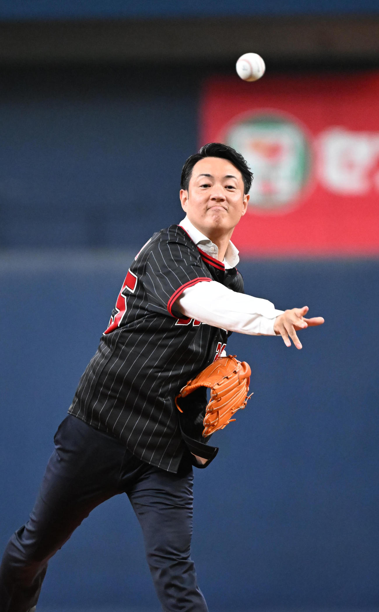 オリックス対西武　特別始球式を行う横山大阪市長（撮影・和賀正仁）
