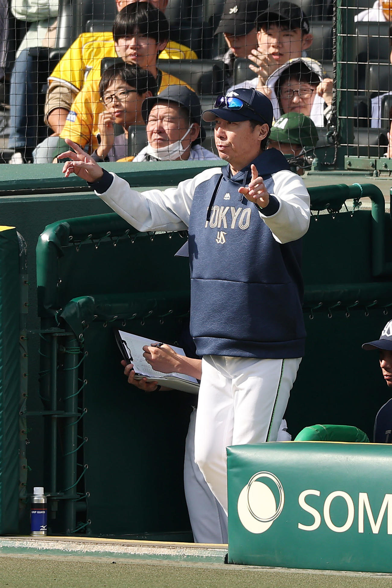 リクエストする高津監督（2025年5月4日撮影）