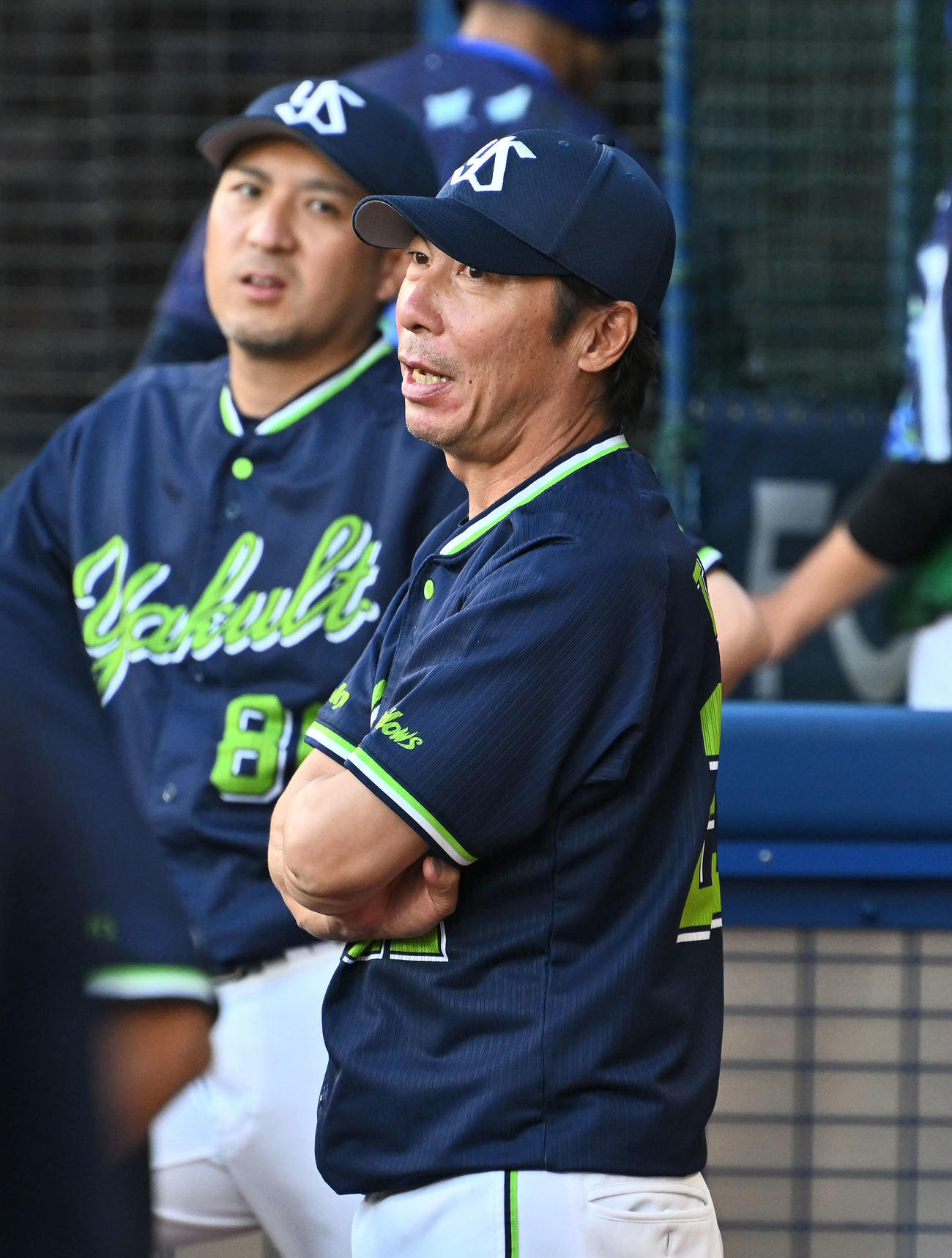 DeNA対ヤクルト　1回裏DeNA1死二、三塁、三塁走者フォードの離塁が早いかどうかの判定をリクエストしリプレー映像を見る高津監督（撮影・滝沢徹郎）　