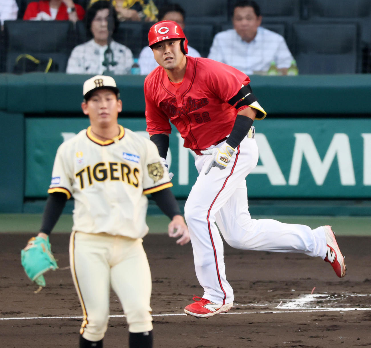 阪神対広島　1回表広島無死満塁、末包は先制2点適時打を放つ。投手伊原（撮影・加藤哉）