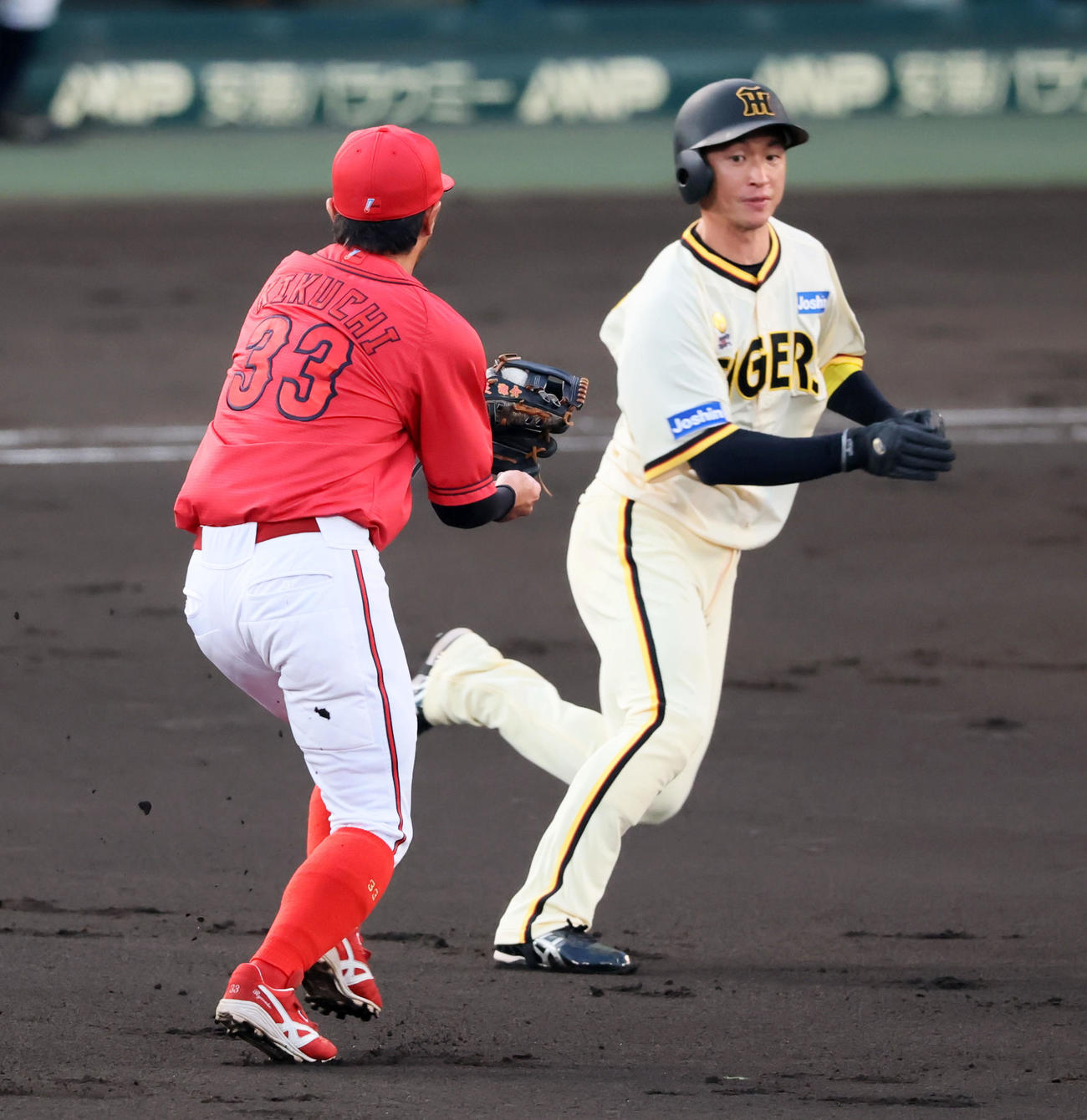 阪神対広島　1回裏阪神無死一塁、一塁走者近本は中野の二ゴロで二塁へ進塁。野手菊池（撮影・加藤哉）